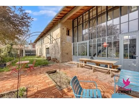 belle maison ancienne rénovée de 435 m² jardin arboré et piscine .