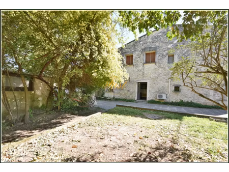 belle batisse de plus de 200 m2 avec beaucoup de potentiel