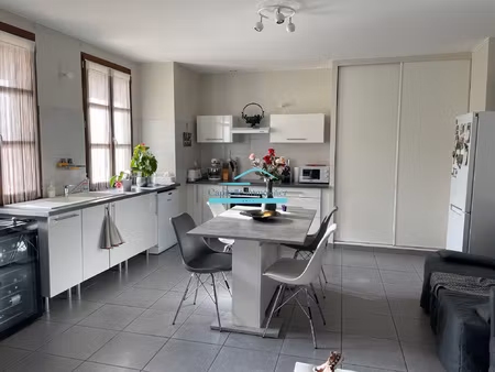 vic la gardiole - maison de village divisée en 2 appartement