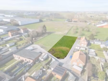 grond van 1.078 m² te oostrozebeke  vlakbij diverse belangrijke invalswegen!
