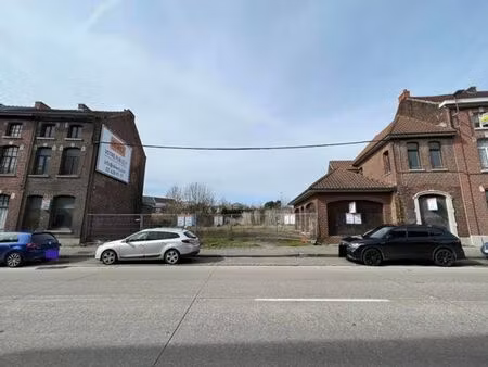 ensemble immobilier avec 2 maisons et un terrain a bâtir