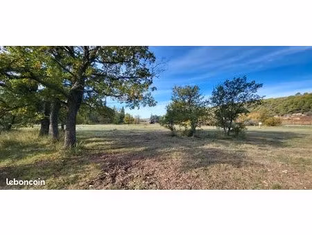 terrain de loisir avec une partie agricole