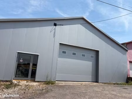 dépôt de 125m2