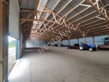 a louer entrepôt de 200m² sur questembert avec porte sectionnelle