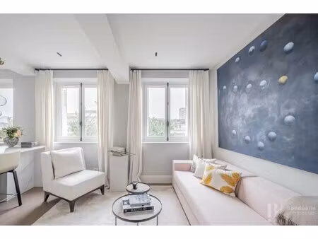 passy - exeptionnel 2 pieces meuble de 46 m2 - vue tour eiffel - bail code civil