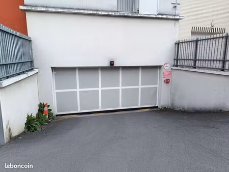 parking voiture souterrain sécurisé stains handicapé