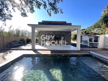 maison contemporaine 4 faces  4 chambres  garage  jardin et piscine.