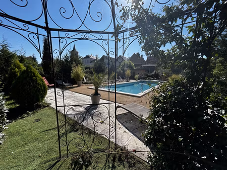 maison de village avec piscine et nombreuses dépendances au prix de 315 000 € f.a.i
