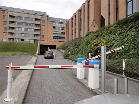 emplacements de parking  prox.cliniques saint luc et metro a