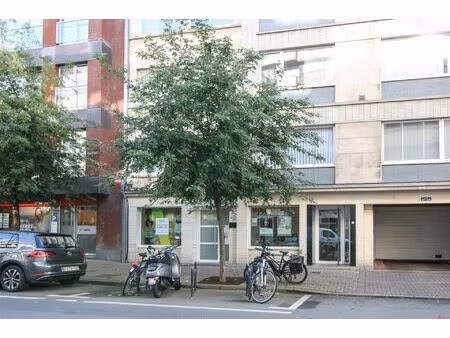 tijdloos kantoor of handelsruimte nabij grote markt