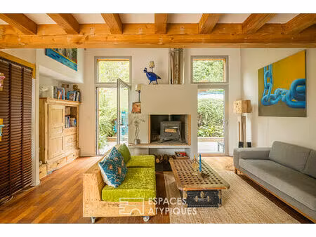 maison d'architecte en bois dans les arbres