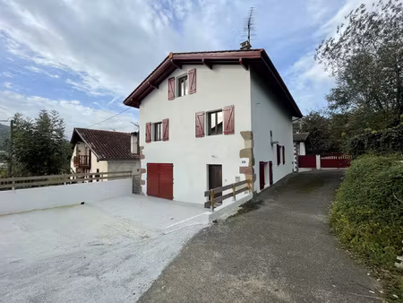 à vendre à st etienne de baigorry  proximité bourg  maison d