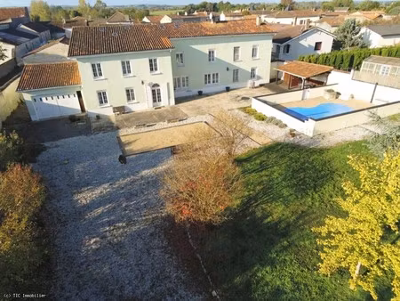 belle maison de 6 chambres avec piscine proche d'aigre