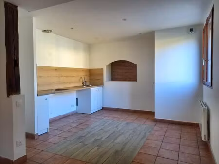 appartement duplex f3 avec jardinet et place de stationnement