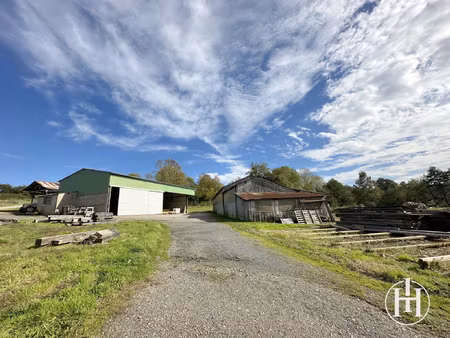 ensemble de 900 m2 de bâtiments industriels sur 2 hectares.