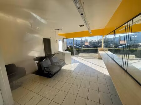 bureau / commerce à vendre face au nouveau stade