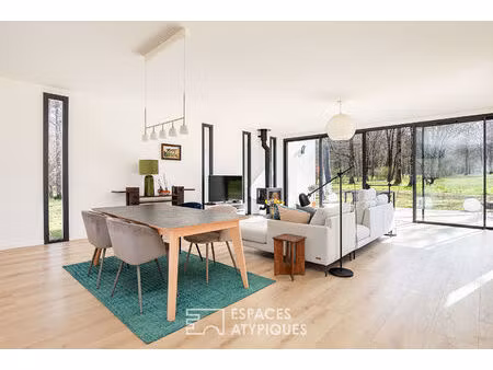 contemporaine aux lignes épurées au coeur d'un bois