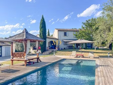 villa de standing avec piscine et grand terrain à cabrières d'avignon