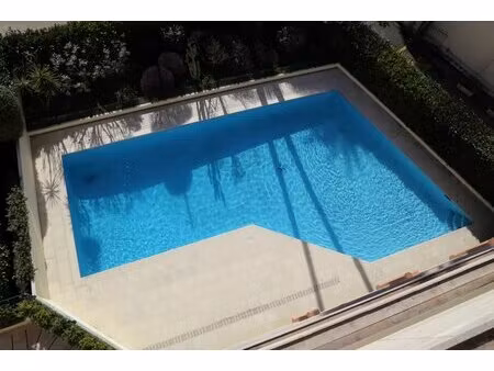 joli 2p avec balcon vue collines résidence bord de mer avec piscine