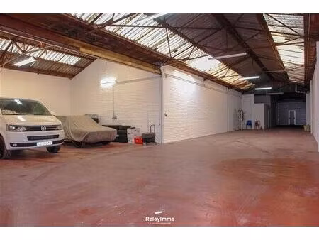 entrepôt face à la gare !