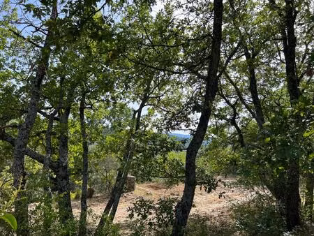 terrain à bâtir à vendre à goult avec une belle vue sur le luberon et le village de bonnie