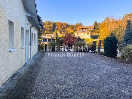 local commercial de 471m2 à cruseilles