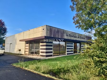 local commercial de 370 m2 avec grand parking et potentiel d