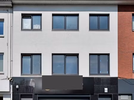 pand met handelsruimte met woonst en een triplex appartement