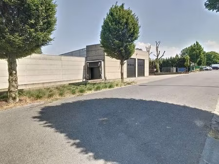 entrepôt d'environ 675 m² avec quai de chargement et 3 porte