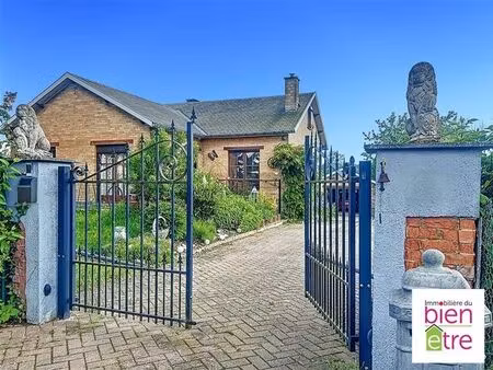 maison de plein-pied avec vue bucolique sur les champs