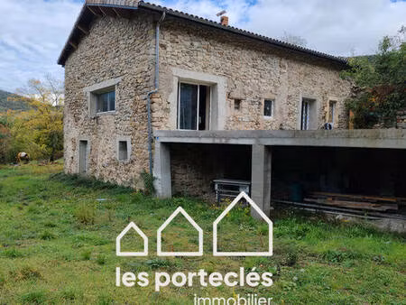 magnifique bâtisse en pierres d'environ 200 m² sur 8 hectares