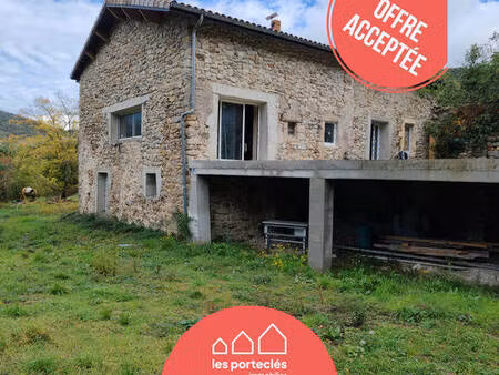 magnifique bâtisse en pierres d’environ 200 m² sur 8 hectares