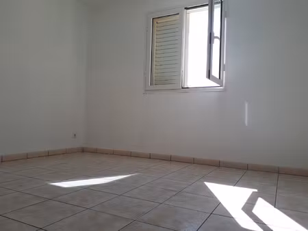 a louer bureaux d'env. 90 m2 st benoit ville.