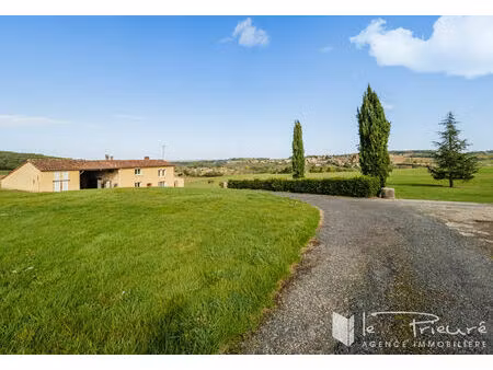13 min d'albi secteur ouest. belle fermette avec belles dependances au calme avec vue sur 