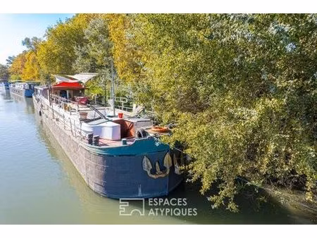 péniche d'artiste et sa somptueuse vue sur le palais des papes