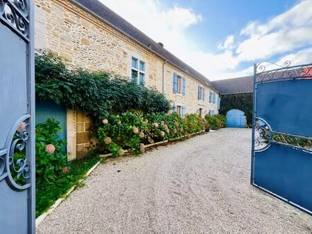 belle ferme rénovée avec granges attenantes et de magnifiques jardins