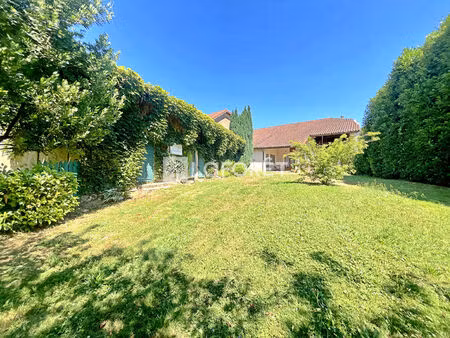 maison de village 221m2 6 pièces - pirajoux