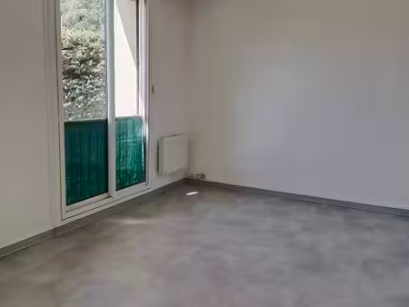 location appartement salon-de-provence 13300 - - surface privée