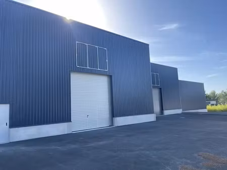 location entrepôt 330 m2 signes