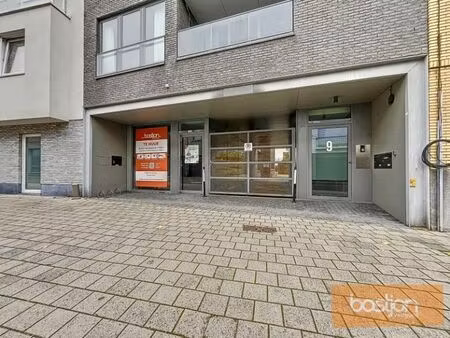 centraal gelegen handelspand met een oppervlakte van onge...