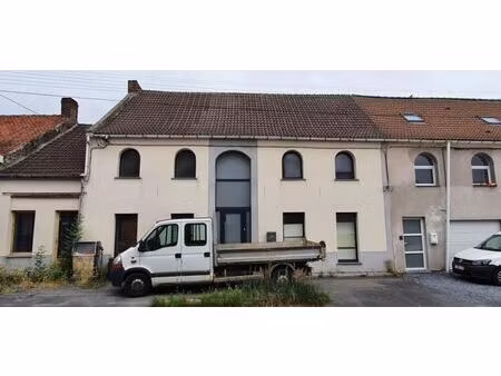 ancienne station service actuellement maison de commerce.