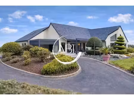 sur 6180 m²  pavillon de 2015 - 176 m²
