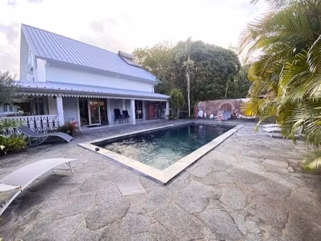 maison à vendre 9 pièces de 200 m2 avec dépendances  jardin et piscine - bras panon (974)