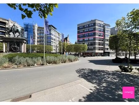lichtrijk hoekappartement met 2 slaapkamers en terras  hart van oostende
