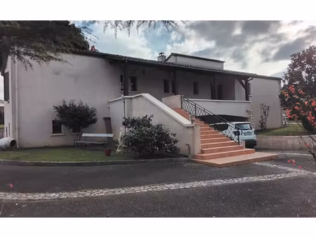 grande maison semi enterree
