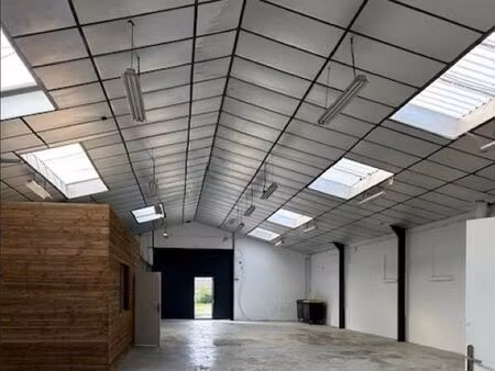 location local d'activités le pin 1 759 m²