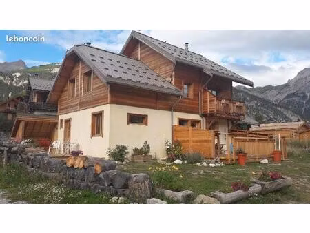 chalet mitoyen très récent