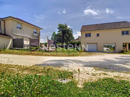 ensemble immobilier à larche composé de 3 maisons dont 2 divisés en appartement. total de 