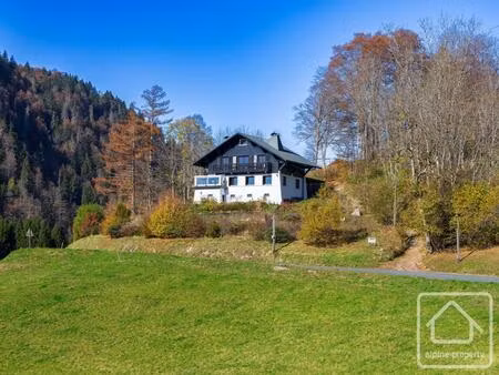 un chalet unique de 5 chambres qui surplombe une vue vraiment imprenable