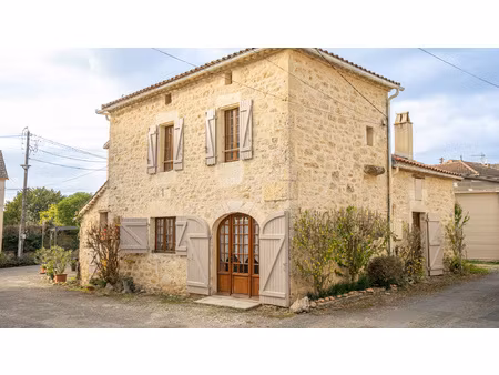 maison de village sur deux niveaux avec un double garage.